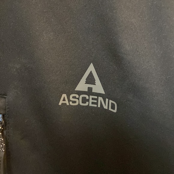 Ascend wind and rain jacket - Picture 2 of 5